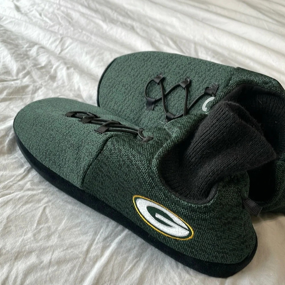 Green Bay Packers FOCO NWOT Men’s Green Embroidered Slippers Size Medium 9-10 - Picture 1 of 8